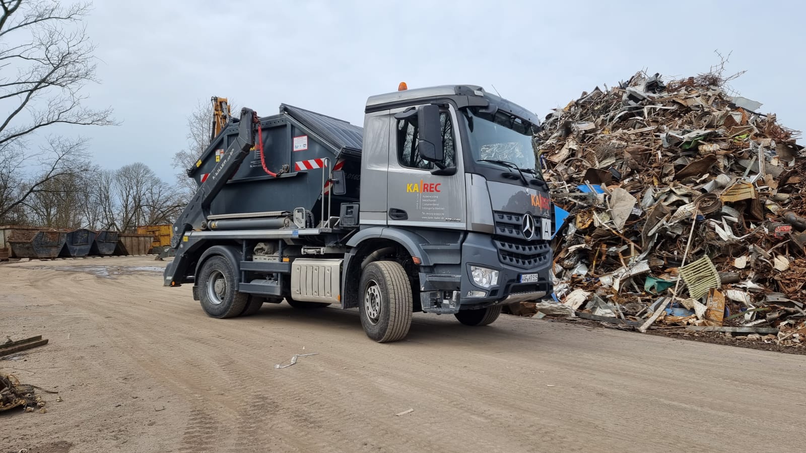 Schwarzer LKW von Karec GmbH